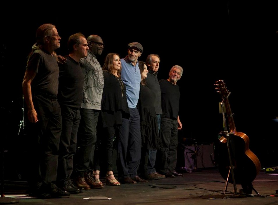 Da sinistra: Jimmy Johnson, Larry Goldings, Arnold McCuller, Kate Markowitz, James Taylor, Andrea Zonn, Michael Landau, Steve Gadd