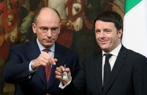 Cerimonia della campanella tra Matteo Renzi e Enrico Letta, Roma 22 febbraio 2014. ANSA/ALESSANDRO DI MEO