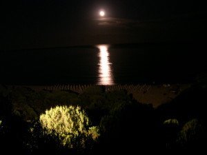 La luna si specchia nel mare di Chia