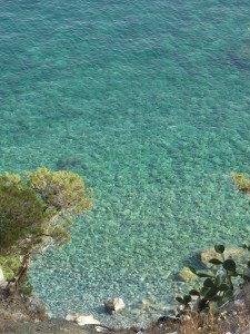 acqua cristallina in una caletta della costa