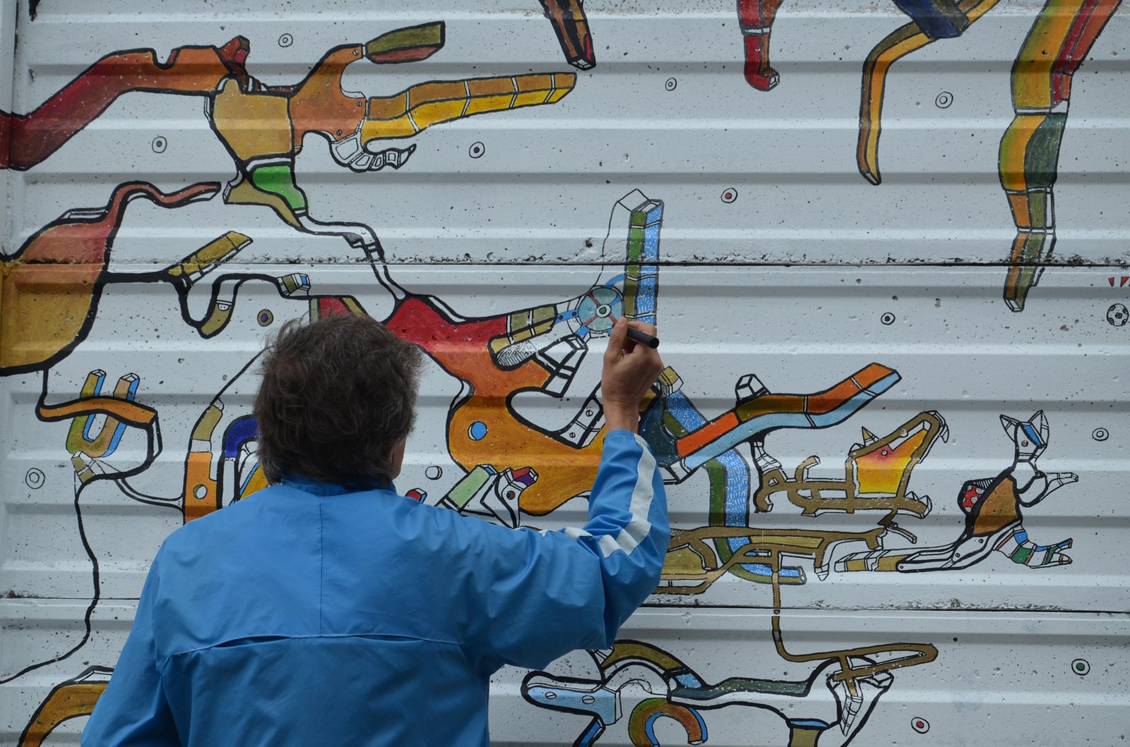 Marco Roascio al lavoro sul suo murale
