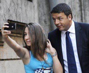Il presidente del Consiglio Matteo Renzi si fa un selfie con una ragazza mentre si reca alla parata militare ai Fori Imperali per la celebrazione del 68° anniversario della Repubblica Italiana a Roma 2 Giugno 2014. ANSA/GIUSEPPE LAMI