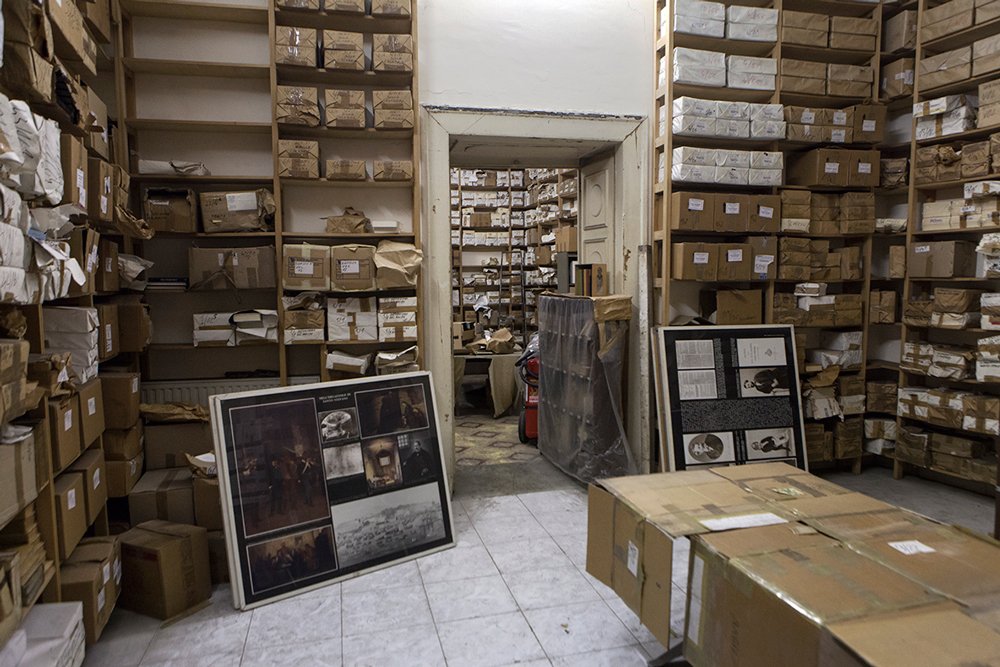 Uno dei depositi dell'Istituto, sotto sfratto per morosità. (Foto di Giacomo Acunzo, dall'articolo dell'Internazionale)