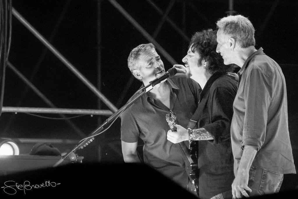 George Clooney, Steve Lukather e Ben Weiss. Foto di Stefania Brovetto.