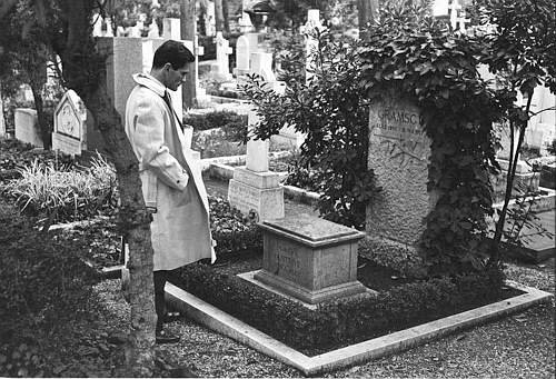 Pier Paolo Pasolini in visita alla tomba di Gramsci. Fonte: Wikipedia