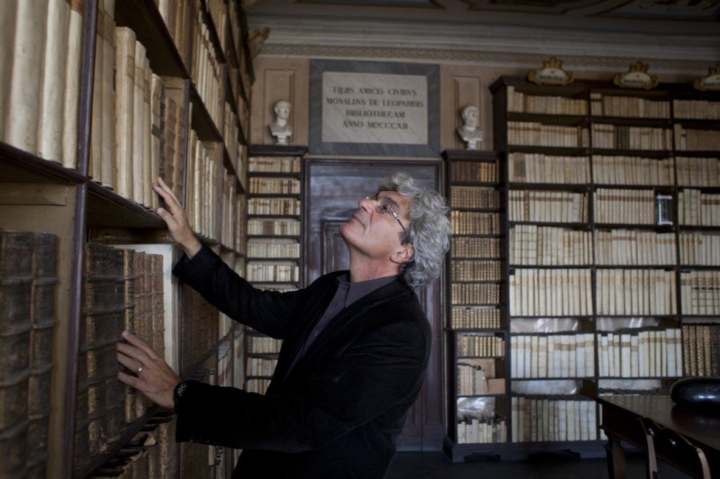 Mario Martone nella biblioteca di Casa Leopardi