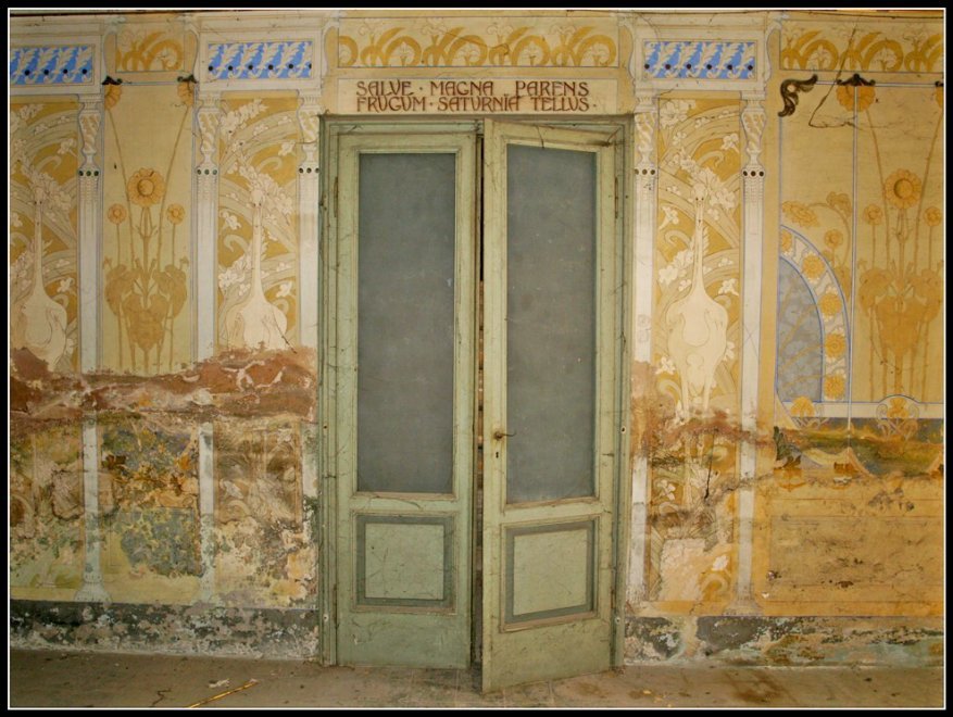 affreschi liberty in villa abbandonata