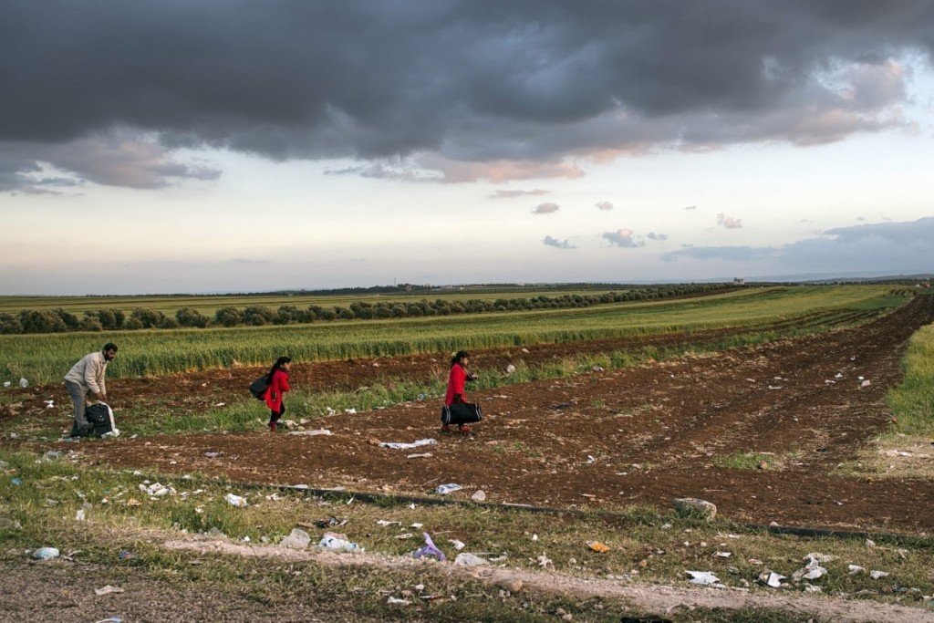 Addario-syrien-et-ses-deux-filles-apres-leur-traversee_