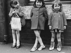 Three Young Girls on the Pavement. Manchester. 1965. Fotografo: Shirley Baker 