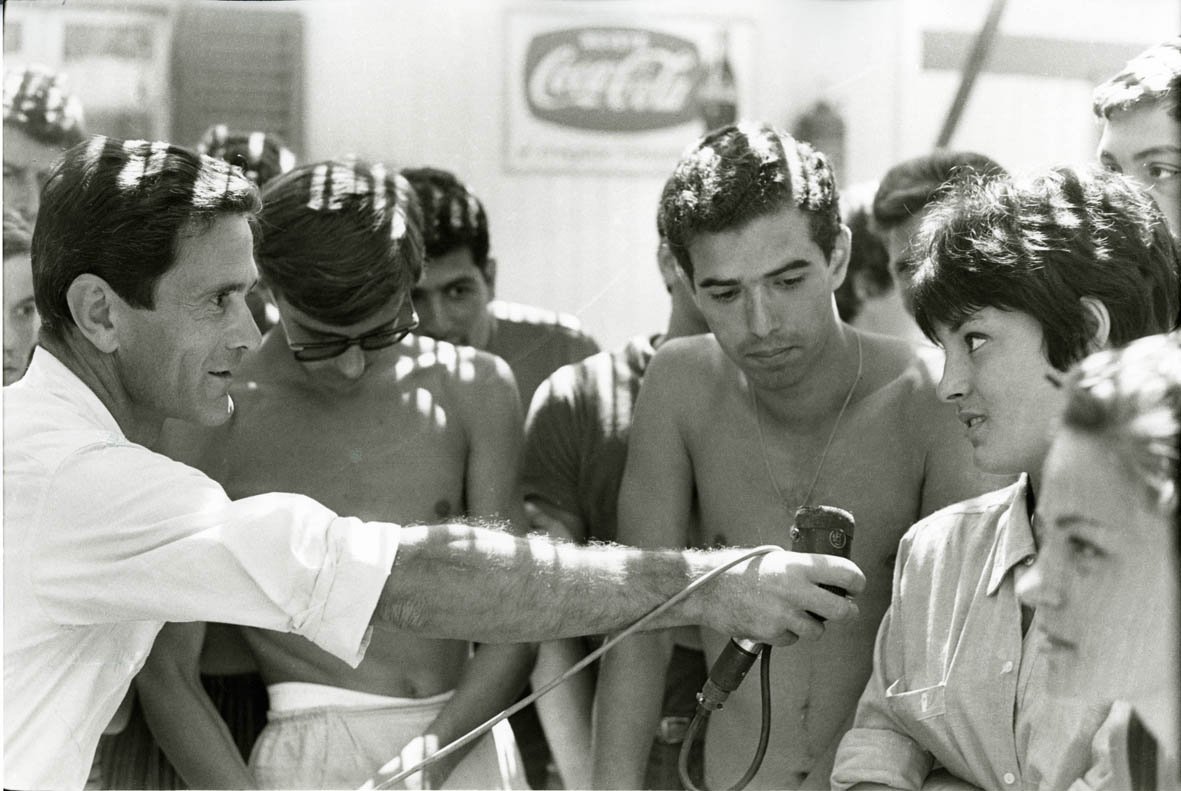 Foto di scena di “Comizi d’amore”. © Mario Dondero