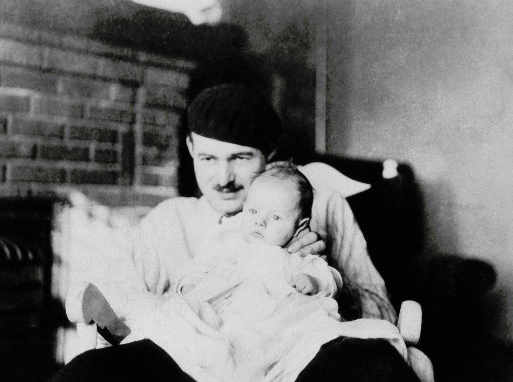 Festa Mobile Parigi, Ernest Hemingway e Bumby, Paris, 1927 - John F. Kennedy Presidential Library and Museum, Boston.