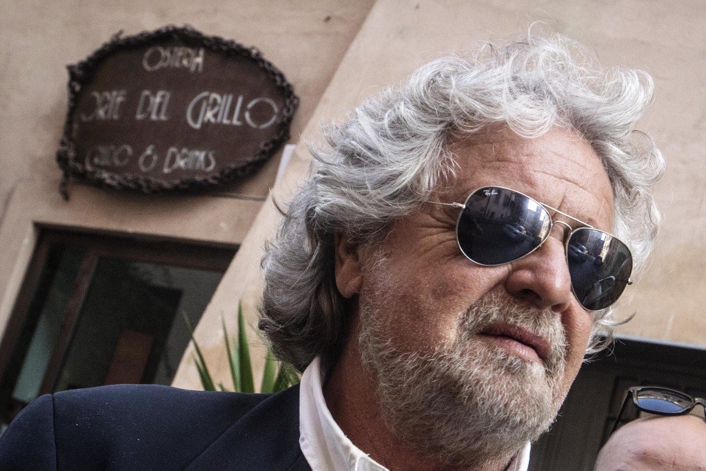 Il leader del Movimento 5 Stelle, Beppe Grillo, esce dopo aver pranzato in osteria al termine dell'incontro con i parlamentari del M5S alla Camera, Roma, 29 ottobre 2013. ANSA/ANGELO CARCONI