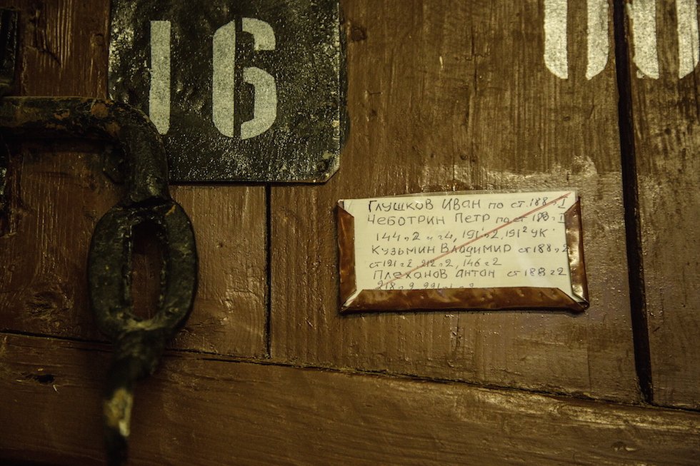 La porta di una cella, con un'etichetta con le informazioni sul prigionero: la linea rossa significa che è probabile che il prigioniero tenti la fuga 20 gennaio 2016 (Alexander Aksakov/Getty Images)