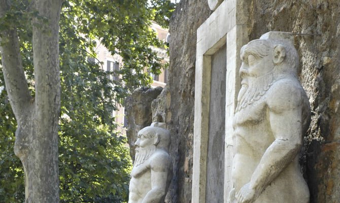 Porta magica, Piazza Vittorio Emanuele