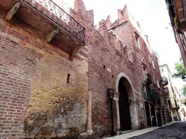 Casa di Romeo, u cui spicca la tipica merlatura ghibellina a coda di rondine, Verona fonte: www.tripadvisor.it
