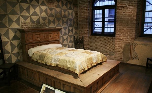 Letto di Giulietta, utilizzato per il film di Zeffirelli ora all'interno della Casa di Giulietta, Verona Fonte: http://www.veronissima.com