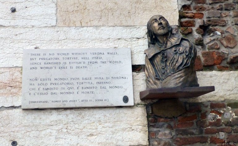 Targa con citazione da Romeo e Giulietta e Busto di W. Shakespeare sui Portoni della Brà, Verona. Fonte: http://www.dismappa.it/