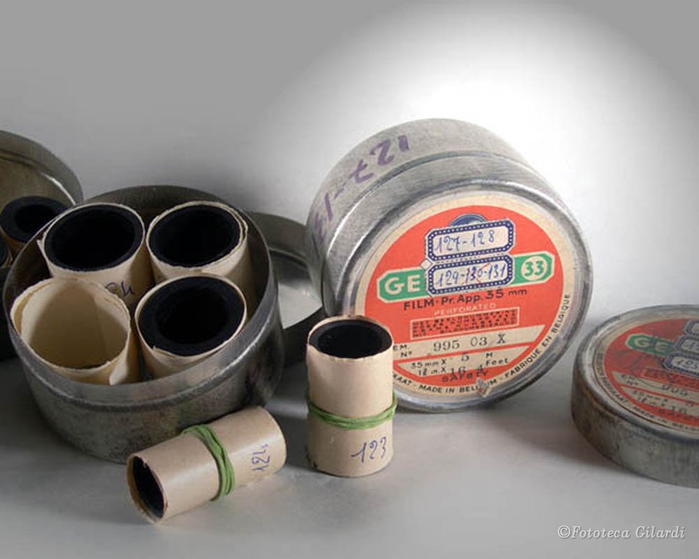 Scatole cilindriche che contenevano originariamente l'archivio dei negativi dei reportage di Ando Gilardi degli anni 1950 - 1962