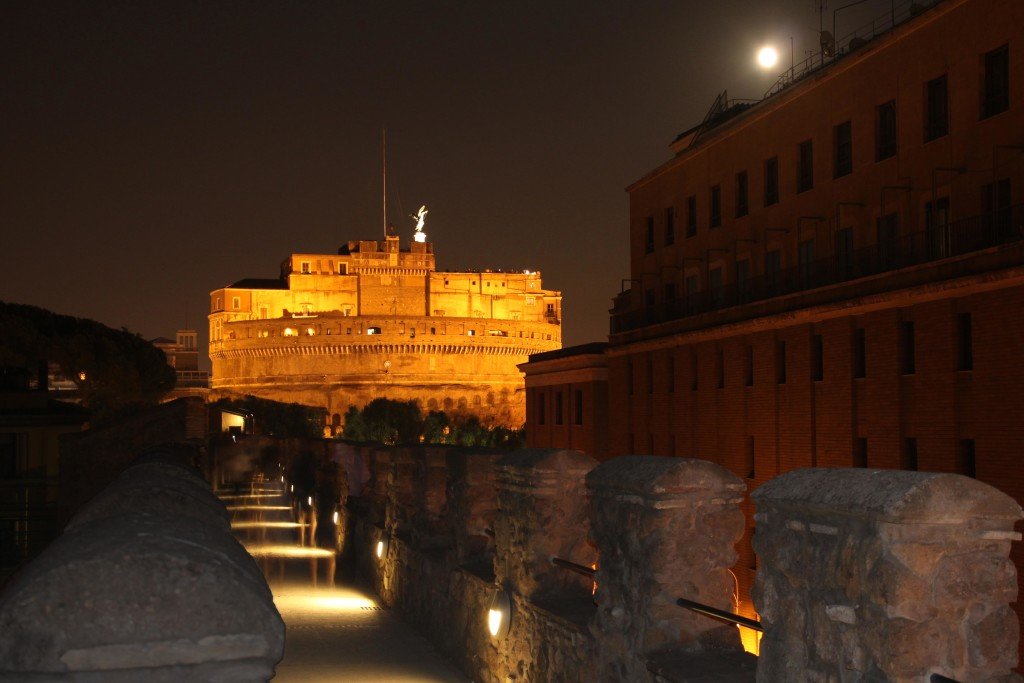 Rome_-_Passetto_di_Borgo_and_Castel_Sant'Angelo_by_night_0990