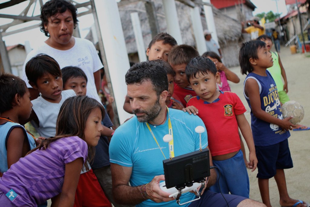 Progetto Donnavventura - Bambini curiosi, pilota drone contento - Isole San Blas, Panama