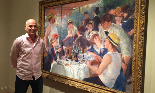 Il regista Phil Grabsky con La colazione dei canottieri di Pierre-Auguste Renoir - fonte: www.theguardian.com