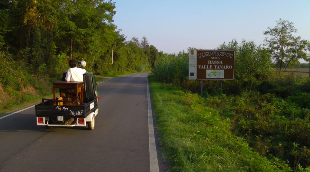 L'Apecar linguistico in viaggio lungo i 276 km del fiume Tanaro, durante la realizzazione del film documentario Aigua Eua Oiva Aqua - Le Voci del Tanaro