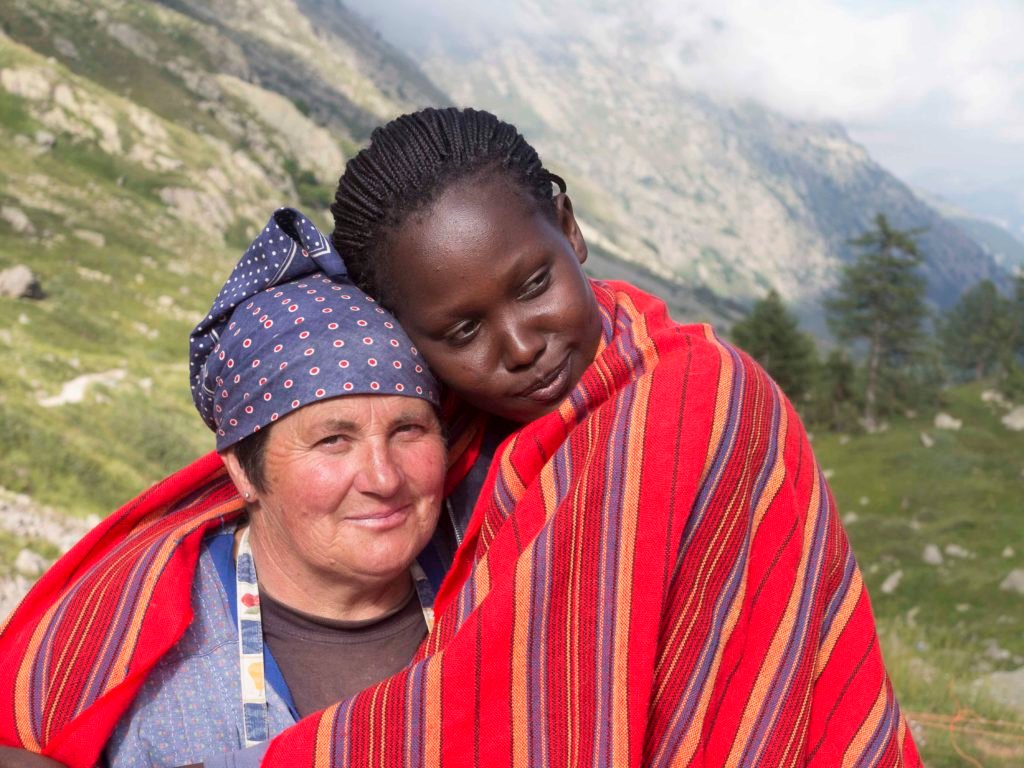 Leah Lekanayia e Silvia Somà, protagoniste del film Ilmurràn-Maasai in the Alps. Foto di Nanni Villani