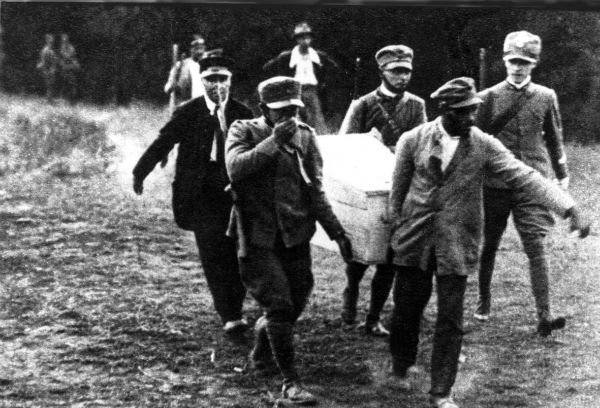 Trasporto della salma di Matteotti dopo il ritrovamento.