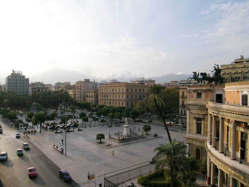 Piazza Politeama, Palermo. Fonte: www.blogsicilia.it