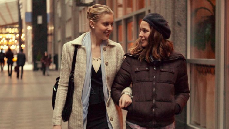 Greta Gerwig e Lola Kirke in una scena del film