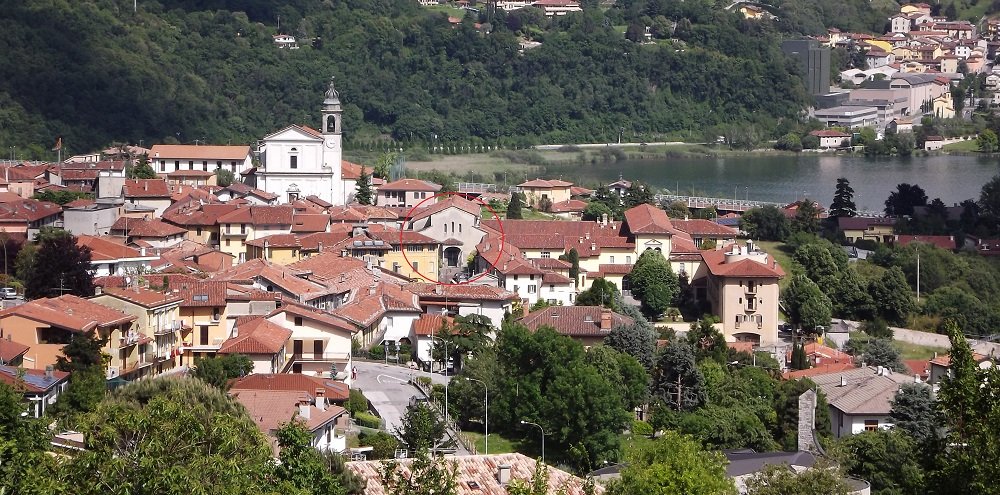 Veduta del centro storico di Civate. In evidenza l'ingresso del monastero di San Calocero