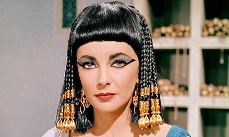 Elizabeth Taylor nei panni di Cleopatra nell'omonimo film del 1963