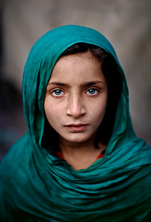 Steve McCurry - Girl with Green Shawl, Peshawar, Pakistan, 2002. Fonte: http://www.artnoise.it/