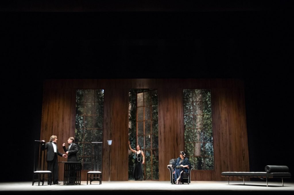 Claudio Mazzenga, Rosario Petix, Maria Rosaria Carli, Viviana Larice (foto di Tommaso Le Pera) Fonte: www.teatrostabilegenova.it