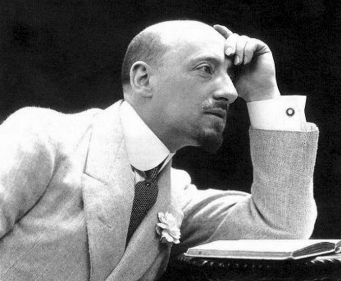 Gabriele D'Annunzio in posa
