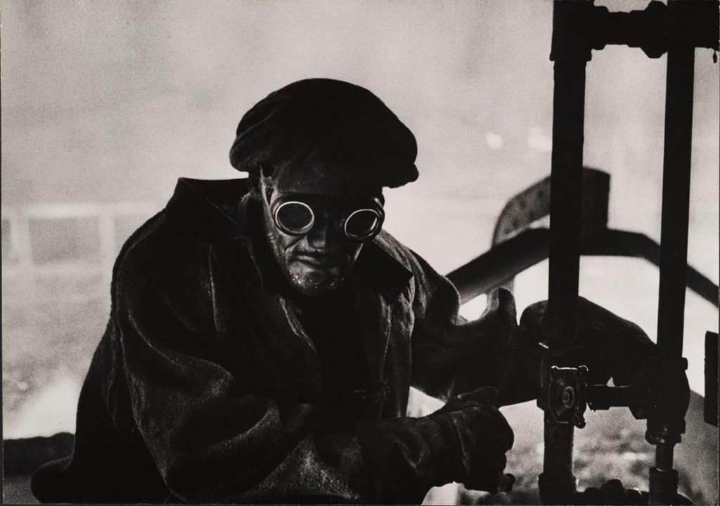 MAST: fotografia di Eugene Smith. Operaio lavora l'acciaio