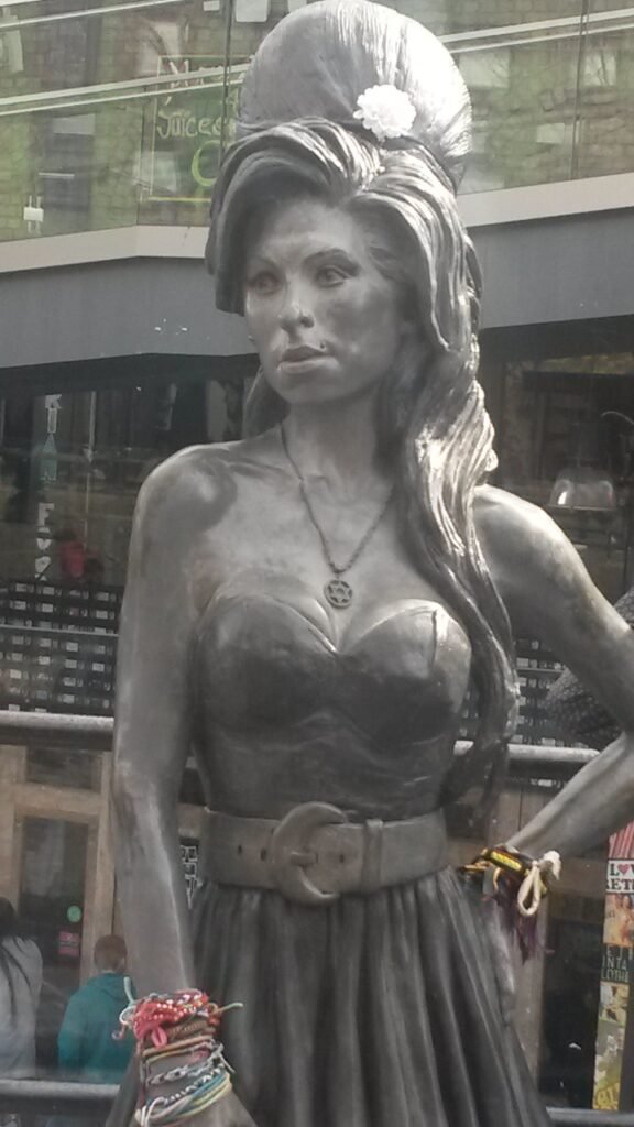 La statua dedicata a Amy Winehouse a Camden Town, Londra.