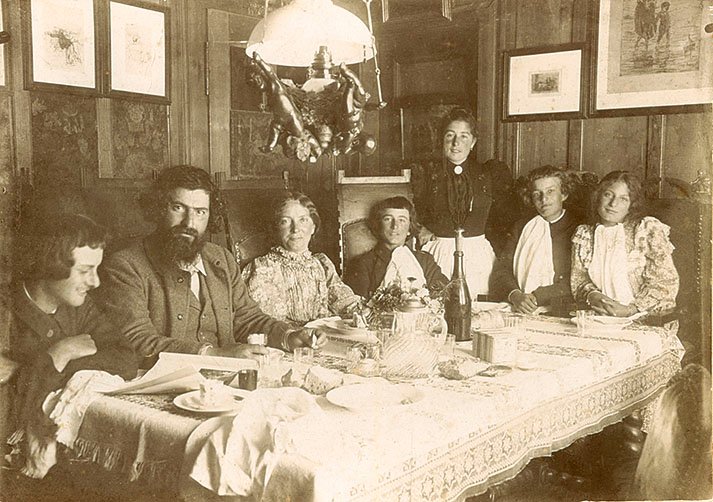 La famiglia Segantini. Da sinistra: Alberto, Giovanni, Bice, Mario, Baba Uffer, Gottardo, Bianca

