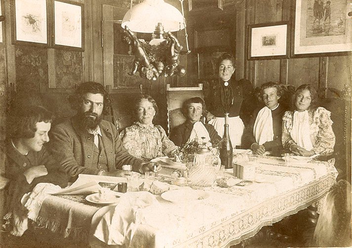 La famiglia Segantini. Da sinistra: Alberto, Giovanni, Bice, Mario, Baba Uffer, Gottardo, Bianca