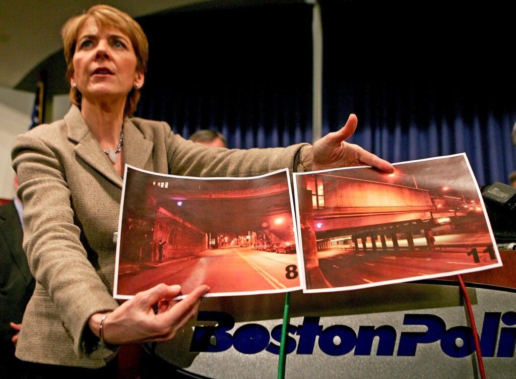 Martha Coakley mostra le fotografie dei dispositivi posizionati a Boston