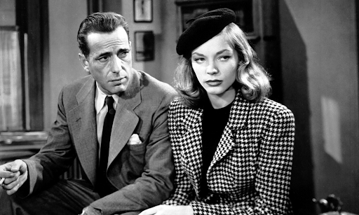 Humphrey Bogart e Lauren Bacall, due dei volti più iconici del cinema noir in una scena de Il grande sonno