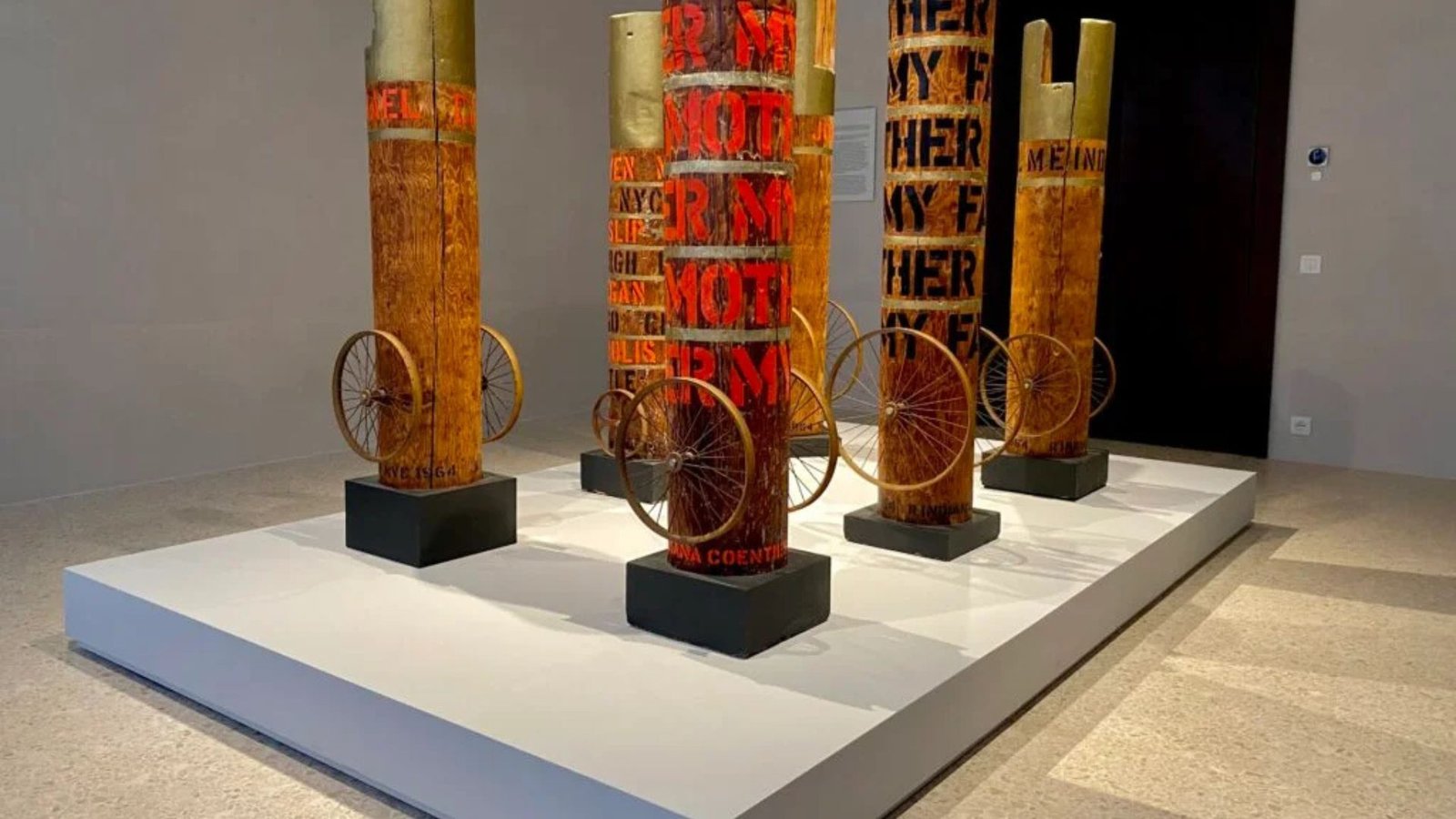 L'opera di Robert Indiana, The Sweet Mystery esposta alla Biennale di Venezia