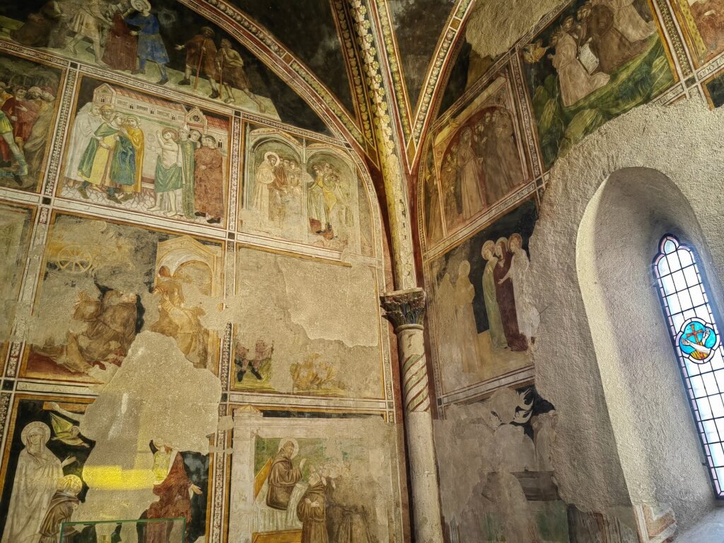 Affreschi trecenteschi di scuola giottesca dedicati alla vita di San Francesco nella Cappella dei Conti di Celano a Castelvecchio Subequo