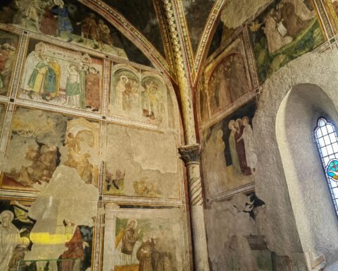 Affreschi trecenteschi di scuola giottesca dedicati alla vita di San Francesco nella Cappella dei Conti di Celano a Castelvecchio Subequo