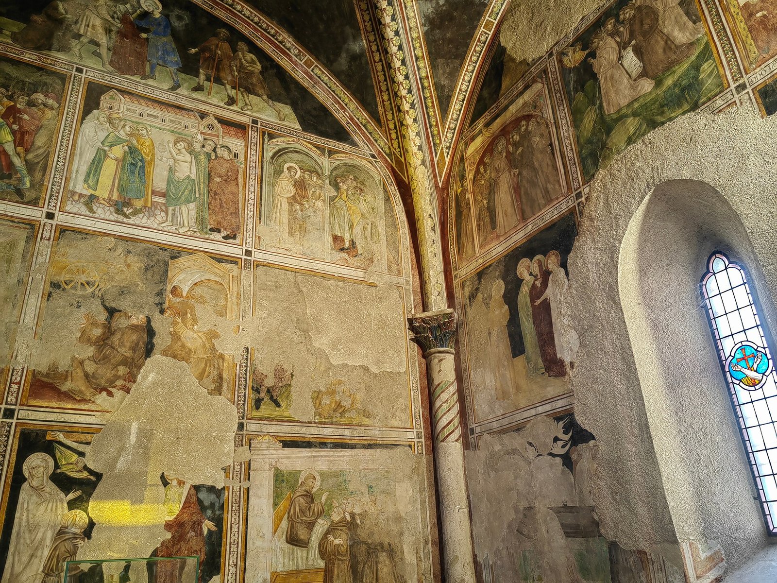 Affreschi trecenteschi di scuola giottesca dedicati alla vita di San Francesco nella Cappella dei Conti di Celano a Castelvecchio Subequo